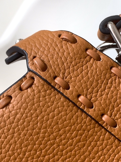 フェンディバッグ角部分ディテール